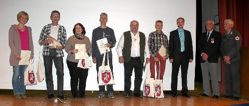 Gemeinde und Deutsches Rotes Kreuz ehren die Blutspender. Klaus Höfler (Vierter von rechts) wurde für 75 Spenden ausgezeichnet.  Foto: Preuß Foto: Schwarzwälder-Bote