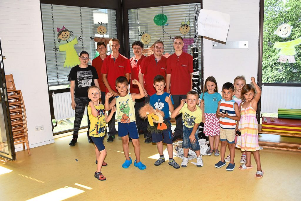 Azubis der Firma Ceratizit in Empfingen arbeiten mit dem Kindergarten Die kleine Strolche zusammen. Fotos: Baiker
