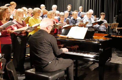 Der Kammerchor Offenburg bei der Aufführung von Carl Orffs Carmina Burana in der Hausacher Stadthalle. Foto: Dorn