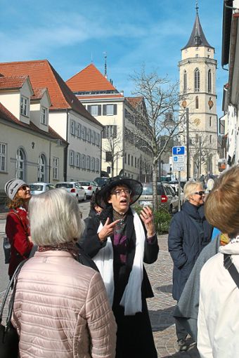 Die Historikerin Ingrid Helber trägt einen weißen Schal, inspiriert von ihrer eigenen Großmutter. Er ist ein traditionelles Zeichen der Frauenbewegung. Fotos: Müller Foto: Schwarzwälder Bote