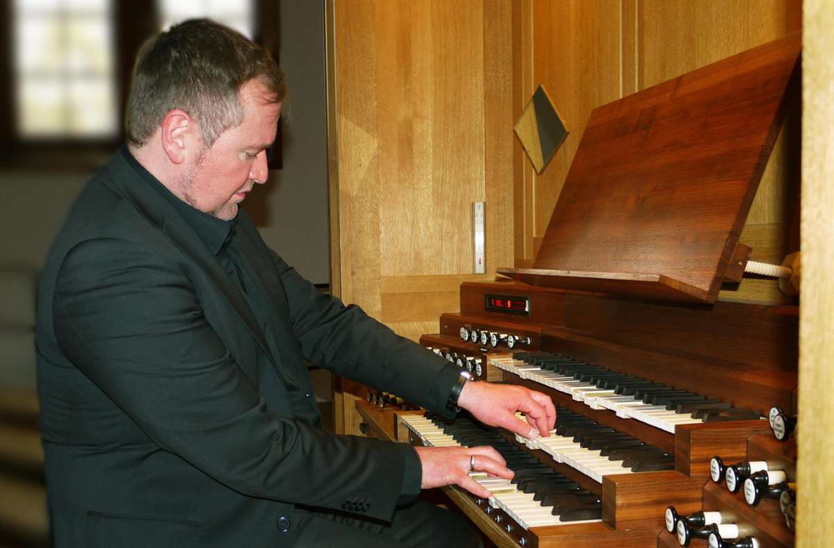 Kantor Steffen Mark Schwarz hat das Potenzial der Rensch-Orgel, die 20 Jahre alt wird, zum Auftakt der Ebinger Marktmusik-Saison eindrucksvoll demonstriert. Foto: Eyrich
