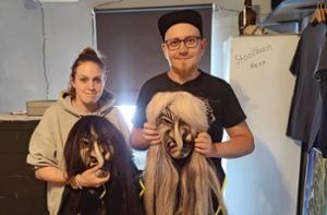 Svenja und Andre Hauser zeigen die Masken der „Stockbach Hexa“. Foto: Cools