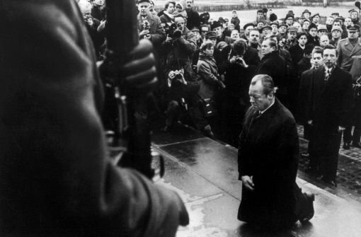Bundeskanzler Willy Brandt kniet am 7. Dezember 1970 vor dem Mahnmal im einstigen jüdischen Ghetto in Warschau, das den Helden des Ghetto-Aufstandes vom April 1943 gewidmet ist. Foto: dpa