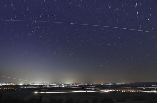 Die ISS hinterlässt – vom Fürstenberg aus fotografiert – eine helle Strichspur am Himmel. Links unten die Spur eines Flugzeugs, das in Donaueschingen landet. Foto: Jens Fröhlich