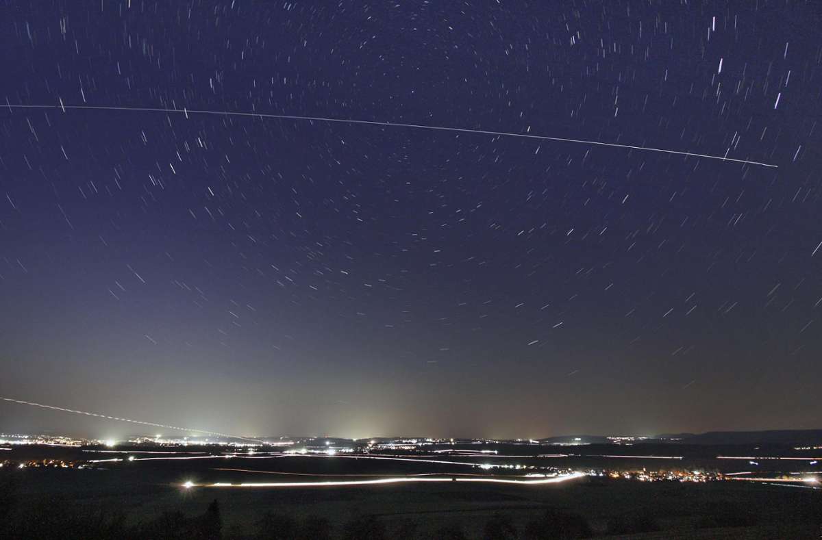 Die ISS hinterlässt – vom Fürstenberg aus fotografiert – eine helle Strichspur am Himmel. Links unten die Spur eines Flugzeugs, das in Donaueschingen landet.