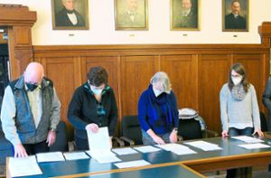 Der Wahlausschuss überprüfte am Montag die Unterlagen der Bürgermeisterwahl. Foto: Stadler
