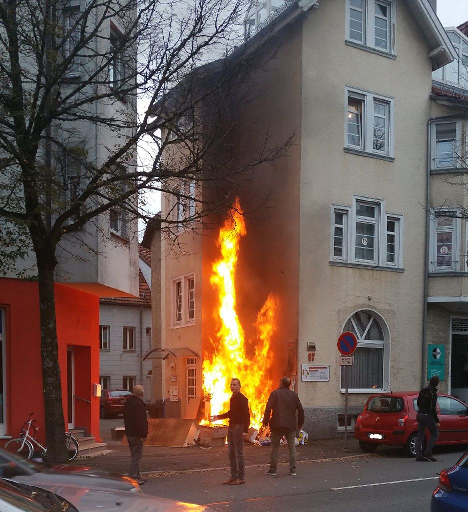 Meterhoch schlugen die Flammen an dem Gebäude in der Sonnenstraße. 