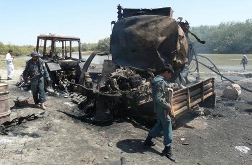 Afghanische Sicherheitskräfte vor dem ausgebrannten Tanklastzug in Kundus. (Archivfoto) Foto: dpa