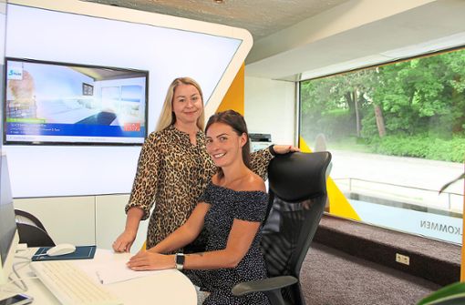 Inhaberin Sandra Pietraszek und Mitarbeiterin Sabrina Schneckenburger halten die Stellung im Sonnenklar TV-Reisebüro in Schwenningen. Foto: Schölzel