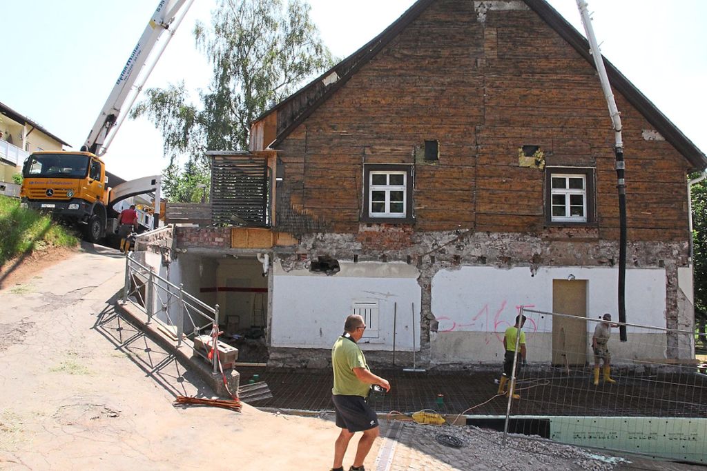 Die Bauarbeiten zur  Erweiterung der Freien Schule Brigach haben begonnen. Bis Dezember soll alles fertig sein.  Foto: Hübner Foto: Schwarzwälder Bote