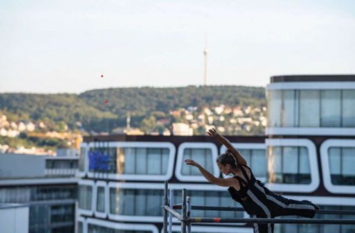 Von den Dächern Stuttgarts wie dem Geno-Haus  bringt das Azimuth Arts and Dance Ensemble seine „Roof Top“-Performance an diesem Dienstag auf die Stufen am Mercedes-Benz-Museum. Foto: Pierre Johne/Azimuth Dance