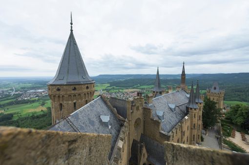 Wegen des Coronavirus wird der Besucherverkehr auf der Burg Hohenzollern eingeschränkt. Im Freien kann man sich dort aber noch aufhalten. (Symbolfoto) Foto: dpa