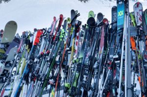 Laut den Ermittlern entwendeten sie Skis und andere Ausrüstungsteile nicht nur in Ischgl, sondern an mehreren Tatorten (Symbolbild). Foto: imago images/kristen-images / Michael Kristen