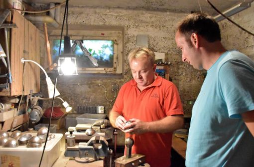 Thomas Reusch (links) erklärt Felix Zimmer, worauf es beim Glockenmachen ankommt. Foto: Siegmeier