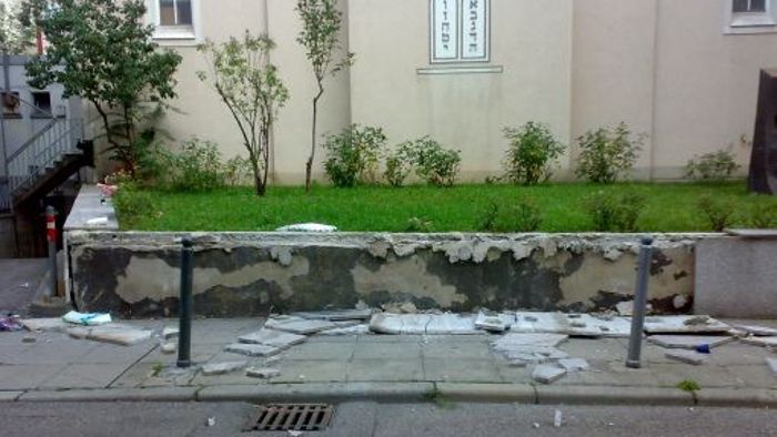 Mauer vor der Synagoge verwüstet