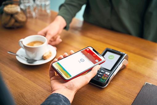 Mit dem iPhone oder der Apple Watch und den Daten ihrer Girocard können Kunden der Sparkasse Zollernalb jetzt bezahlen.Foto: Sparkasse Zollernalb Foto: Schwarzwälder Bote