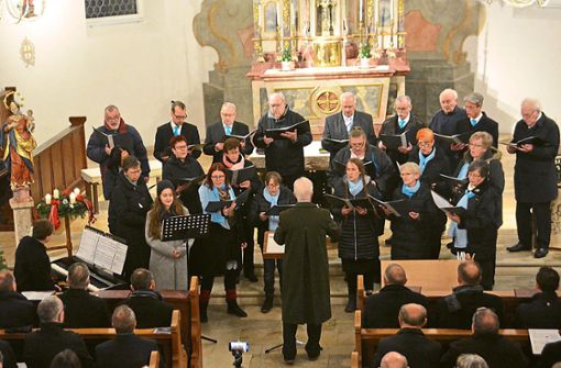 Die Sänger geben ein weihnachtliches Konzert in der Kirche. Foto: Dürrschnabel