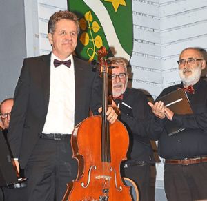 Michael Schmelzle, Arzt in Salzstetten, begleitete beim Konzert unter anderen am Violoncello die Chöre.  Archiv-Foto: Maier Foto: Schwarzwälder Bote