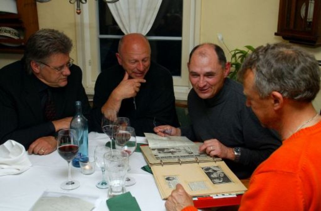 ... haben die damaligen Spieler (von links) Helmut Roleder, Erwin Hadewicz und Bernd Martin (rechts noch Karl Allgöwer) das Erlebnis verarbeitet. Gerne allerdings reden sie immer noch nicht darüber - hier, beim Veteranentreff im Gasthof Linde, taten sie es einmal.