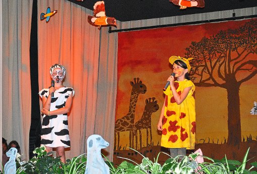 Zea, das kleine Zebra, und Raffi, das Giraffenkind, werden am Ende des im Kurhaus Schömberg aufgeführten Musicals Tuishi pamoja richtig gute Freunde. Foto: Fisel Foto: Schwarzwälder-Bote