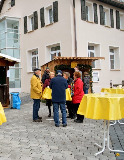 Der Weihnachtsmarkt in Ratshausen bietet auch die Gelegenheit  zu Gesprächen.  Foto: Jenter Foto: Schwarzwälder-Bote