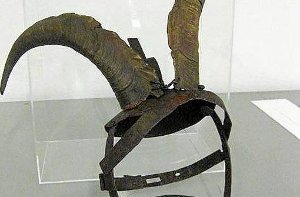 Gehörnt und verhöhnt: Schandmaske aus dem Hohenzollerischen Landesmuseum. Wer früher bestraft wurde, musste sie aufsetzen und wurde öffentlich an den Pranger gestellt. Foto: SB