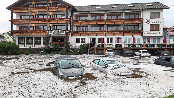 Parkplatz vor Hotel fensterhoch überflutet