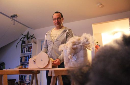 Der 34-jährige Sascha Fleig arbeitet an der Kardiermaschine. Damit wird die Schafswolle gekämmt, die Fasern in die gleiche Richtung gebracht. Einer von etlichen Arbeitsschritten bis zur fertigen Wolle. Foto: Guy Simon