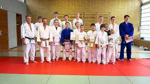 Nachdem sie ihr Können unter Beweis gestellt hatten, erhielten die Judokas den nächst höheren Gürtel. Foto: TSV Altensteig Foto: Schwarzwälder-Bote