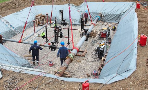 Der Bau einer neuen Erdgasübergabestation hat begonnen. Das neue Schieberkreuz wurde inzwischen eingepasst. Foto: Stadtwerke