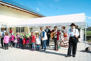 Siegbert Mannchen begrüßt die Eltern und die Kinder, die zur Eröffnung bereitstehen. Foto: Vögele Foto: Schwarzwälder-Bote
