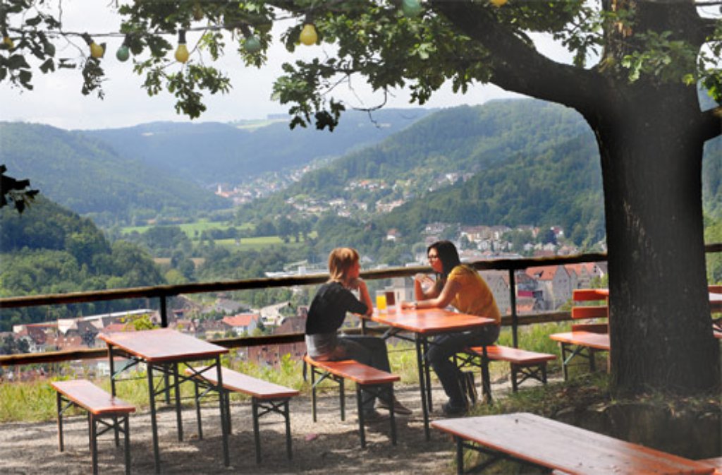 Er zählt zu Deutschlands schönsten Biergärten und sollte unbedingt besucht werden: Der Rauschbart in Horb. Zahlreiche Sitzplätze mit Blick aufs Neckartal laden zum Verweilen ein.