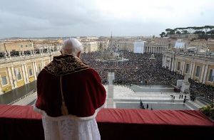 Papst Benedikt XVI. wird seinen weihnachtlichen Segen Urbi et Orbi vielleicht schon in diesem Jahr auch auf Twitter verbreiten. Foto: AP