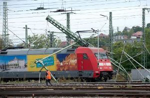 Am 29. September 2012 ist ein Intercity der Deutschen Bahn kurz nach der Ausfahrt aus dem Stuttgarter Hauptbahnhof entgleist. Schuld waren nach einem jetzt veröffentlichten Bericht defekte Puffer. Foto: dpa