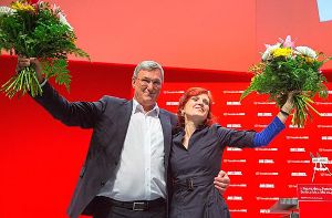 Katja Kipping und Bernd Riexinger nach ihrer Wiederwahl in Berlin. Foto: dpa