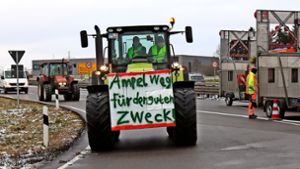 „Ampel weg für den guten Zweck“: Zahlreiche Plakate wie dieses waren bei der großen Protestaktion zu sehen, die am Montag, 8. Januar, stattfand. Das Foto entstand bei der B27-Abfahrt Bisingen-Steinhofen. Foto: Kauffmann