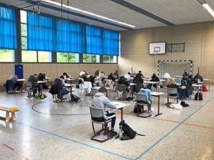 Von der Realschule Blumberg schreibt ein Teil der Schüler die Abschlussprüfung in Deutsch in der Realschulturnhalle. Foto: Dorn
