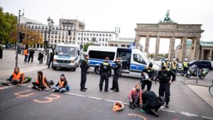 Klima-Aktivisten kleben sich vor Brandenburger Tor auf die Straße