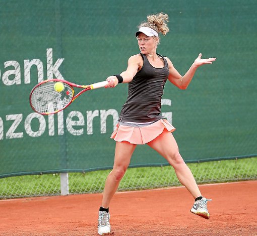 Laure Siegemund zieht die Vorhand durch. Heute steht die an Position drei gesetzte 26-Jährige im Halbfinale der Hechingen Ladies Open. Foto: Eibner Foto: Schwarzwälder-Bote
