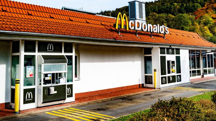 Gast äußert Verdacht: Polizei ermittelt nach Schock-Fund in McDonalds-Burger