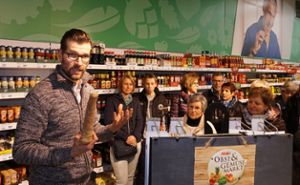 Ernährungsberater Sven Bach führte durch den Real-Markt und erklärte, wie man sich gesund und fit shoppt.  Foto: Lück