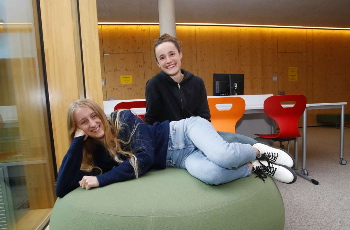 Katharina Sträter (links) und Emilia Krauss haben die Gemeinschaftsschule jetzt mit dem Abitur abgeschlossen. Foto: Aurelia Scherrer/Aurelia Scherrer