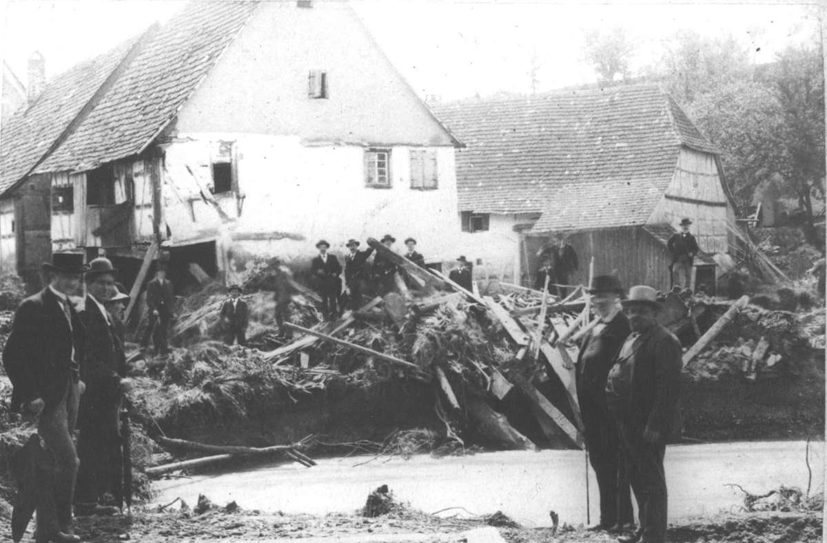 In der Balinger Straße in Frommern besichtigen nach der großen Hochwasserkatastrophe im Jahr 1895 Beamte die Schäden, die in Frommern entstanden sind. Foto: Stadt Balingen
