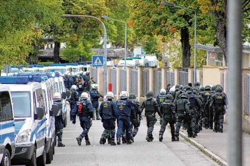 Erneut musste ein Polizei-Großaufgebot in der Flüchtlingsunterkunft in Donaueschingen anrücken. (Symbolfoto) Foto: Michael Pohl