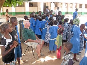 Otto Fahrner inmitten gambianischer Schulkinder,  für die der Verein Schulen für Gambia im Zollernalbkreis Schulutensilien sammelt. Foto: Schulen für Gambia Foto: Schwarzwälder-Bote