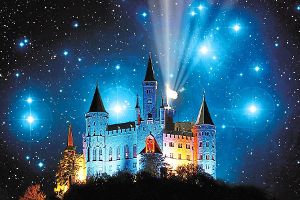 Die Burg Hohenzollern ist während der Sternschnuppennächte in magisches Licht getaucht. Foto: Beck