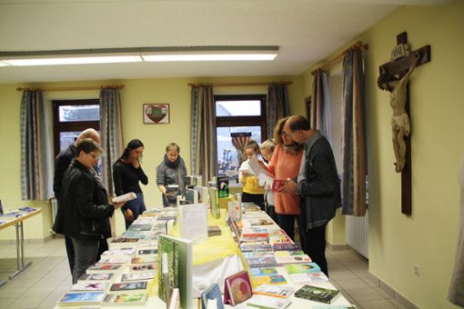 Zahlreiche Besucher genießen das Schmökern in der Buchausstellung  direkt vor der Haustür.  Foto: Haag Foto: Schwarzwälder Bote