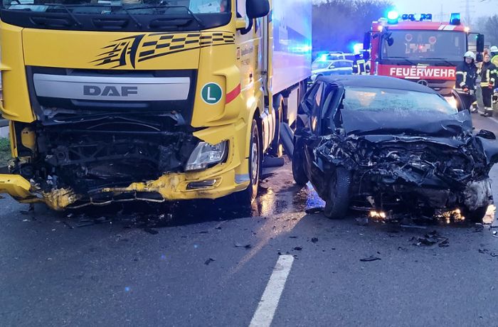 Unfall in Leingarten: Junger Autofahrer stirbt bei Zusammenstoß mit Lkw