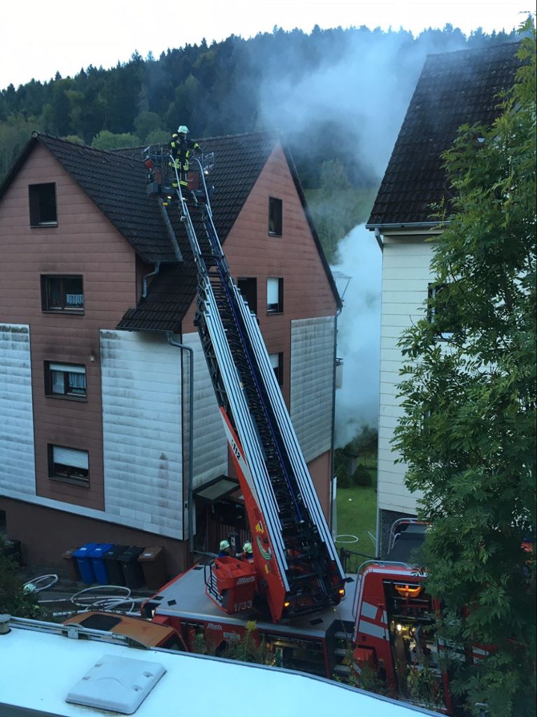 Bei dem Brand in Schramberg war auch die Drehleiter im Einsatz.