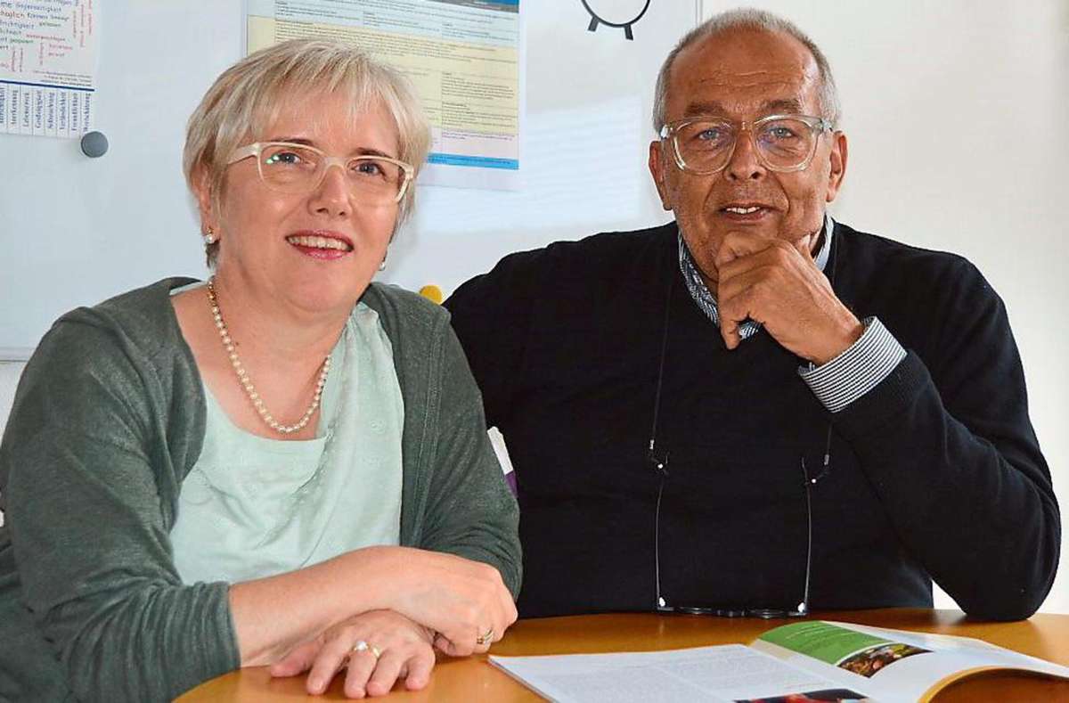 Manfred Preuss und Anneli Zenker finden es beschämend, dass den Mitarbeitern von Rehabilitationskliniken die finanzielle Anerkennung verweigert wird. Foto: Zoller